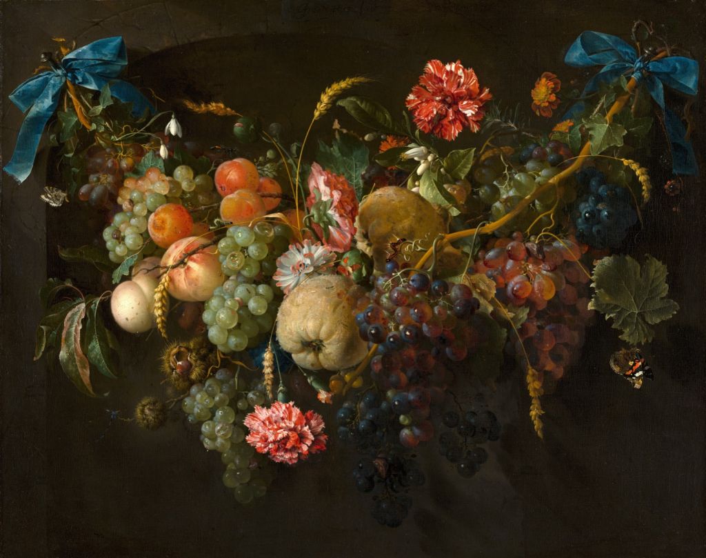 Ghirlanda di frutta con qualche fiore