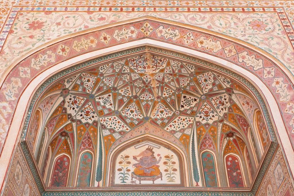 Arco indiano riccamente dipinto 