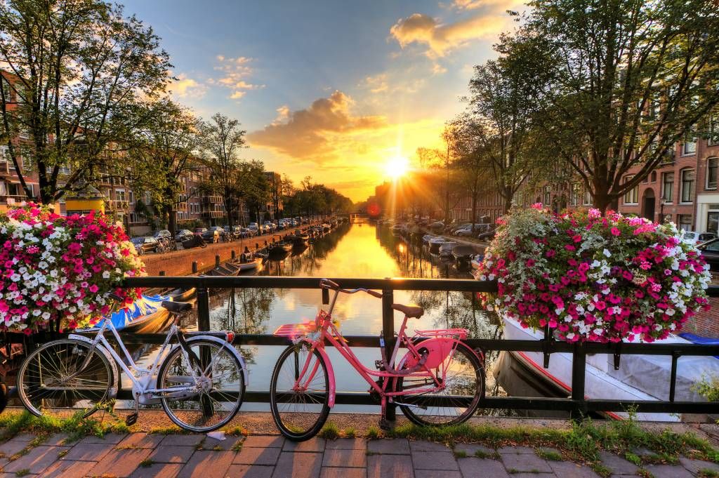 In bicicletta su un ponte con i fiori
