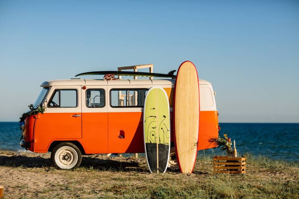 Autobus con tavola da surf