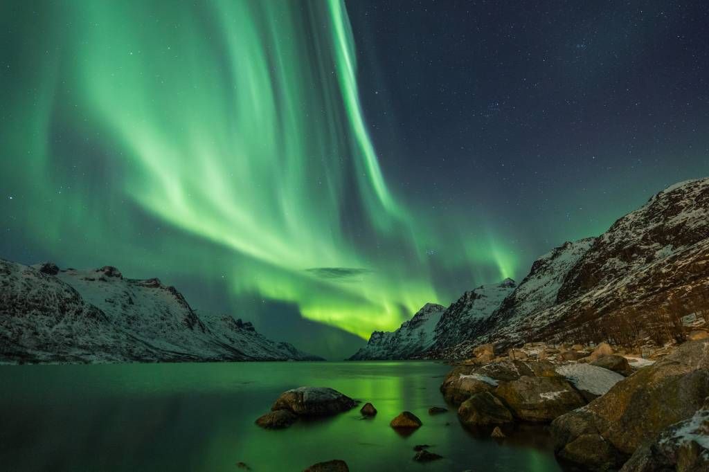 Aurora boreale tra due fiordi