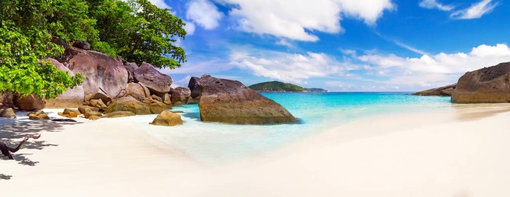 Foto panoramica di una spiaggia tropicale