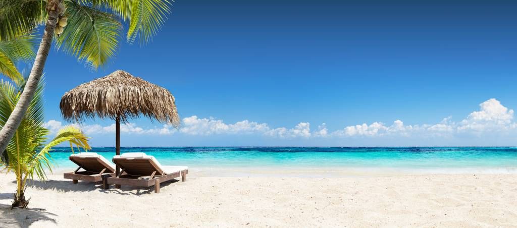 Sedie e ombrellone sulla spiaggia tropicale