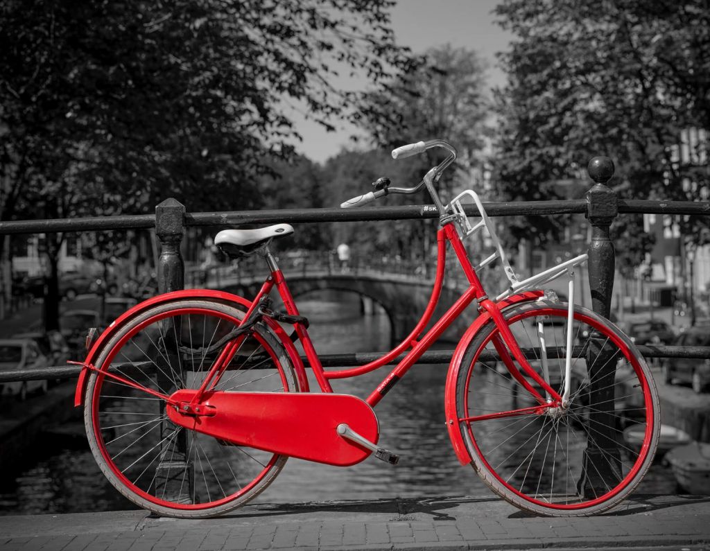 Bicicletta rossa sul ponte