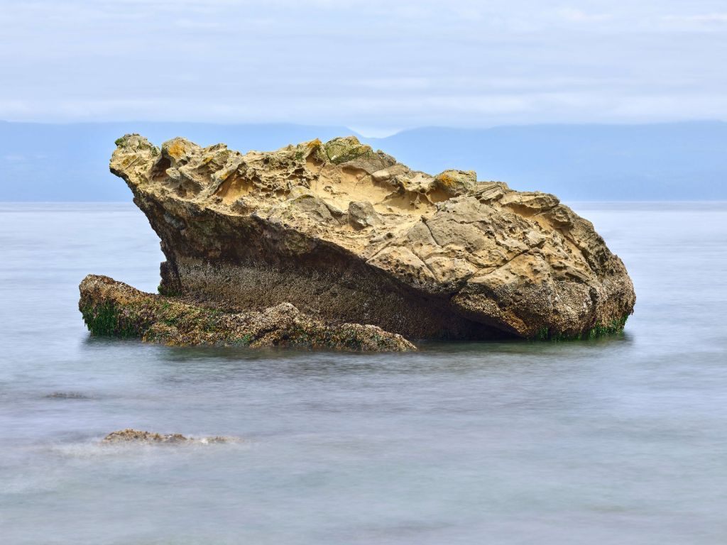 Bella roccia sulla costa 