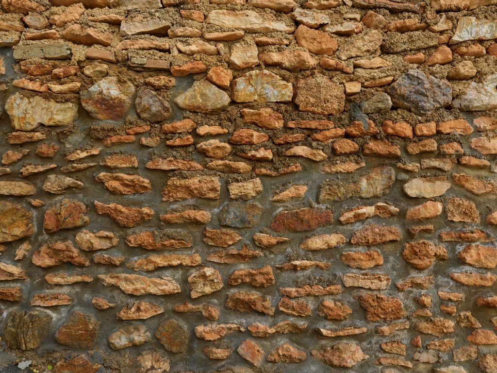 Grande parete con pietre grezze di diverse dimensioni