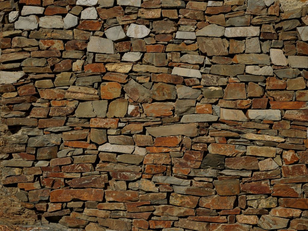 Muro con pietre grandi e piccole