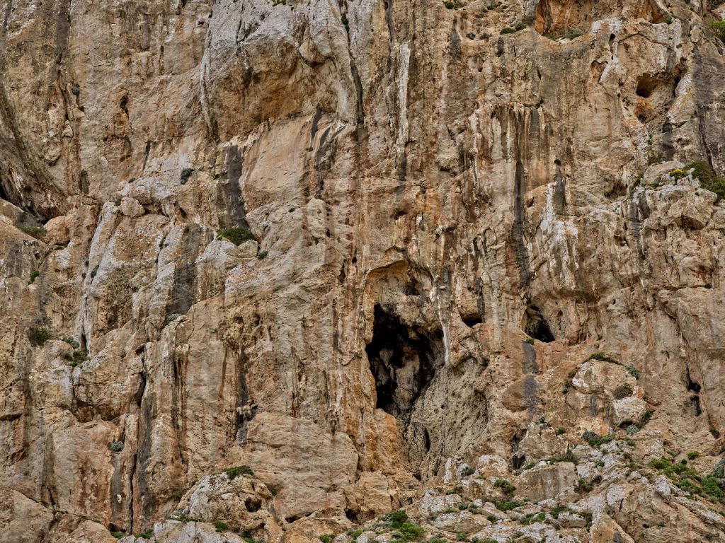 Grotta nella roccia