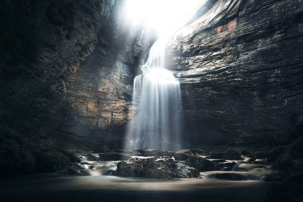 Grotta con cascata