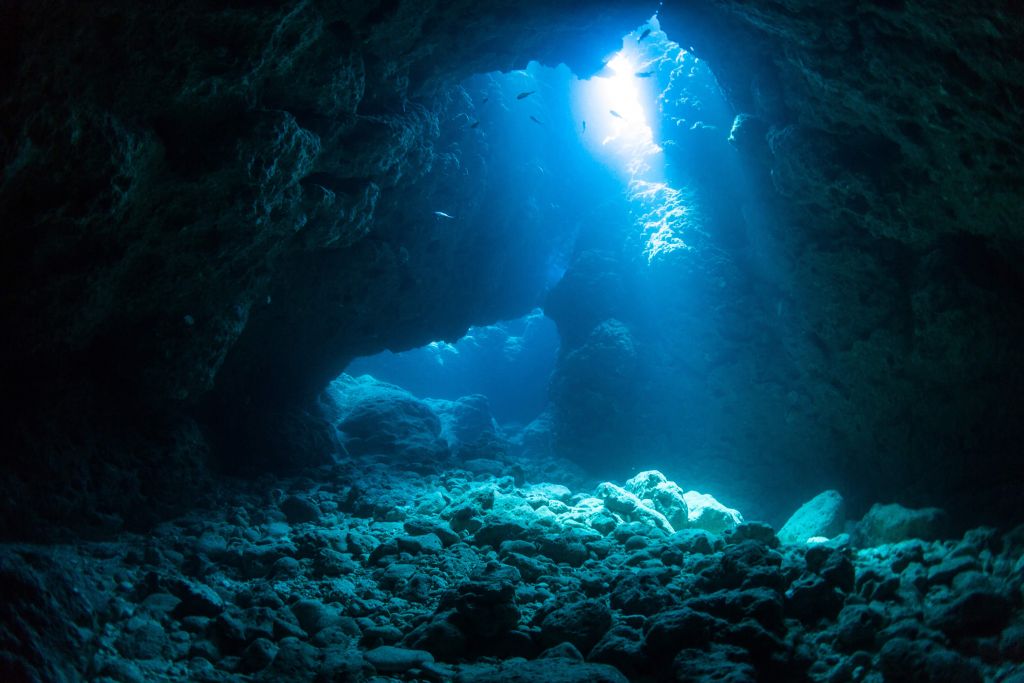 Grotta scura nell'oceano