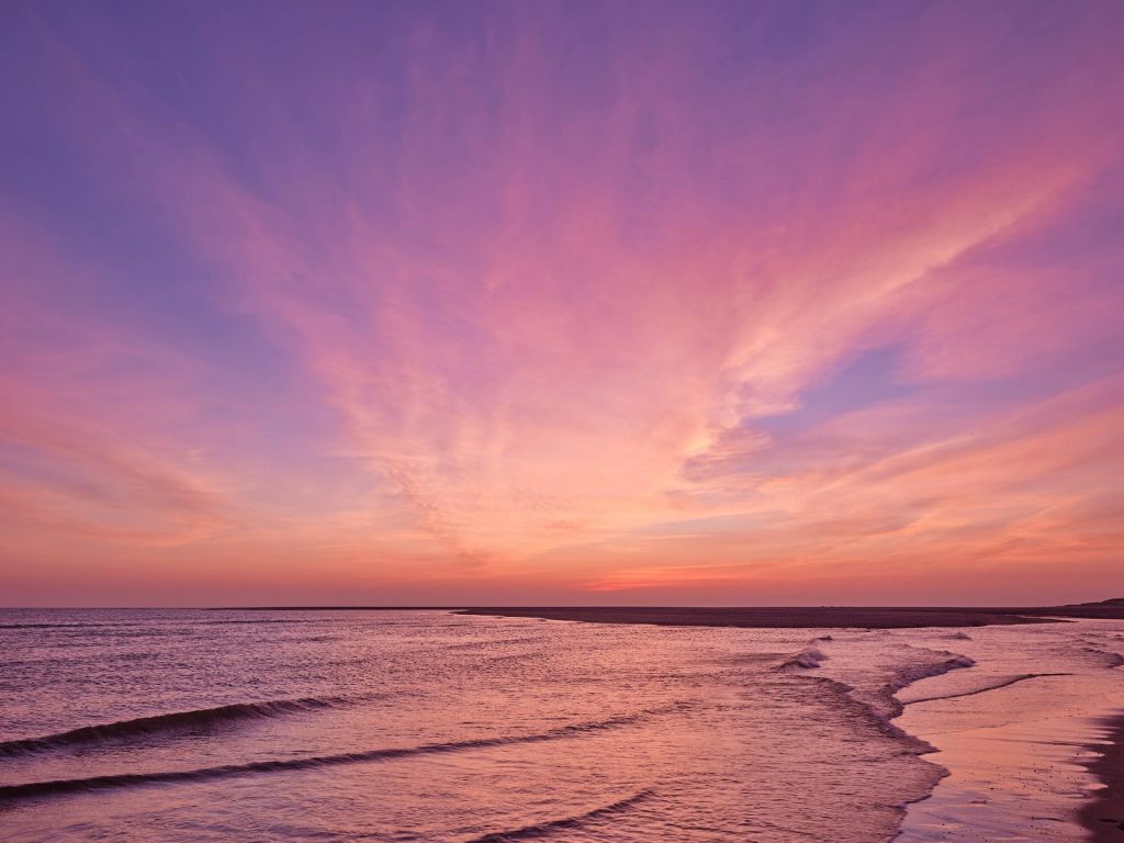 Spiaggia con tramonto rosa