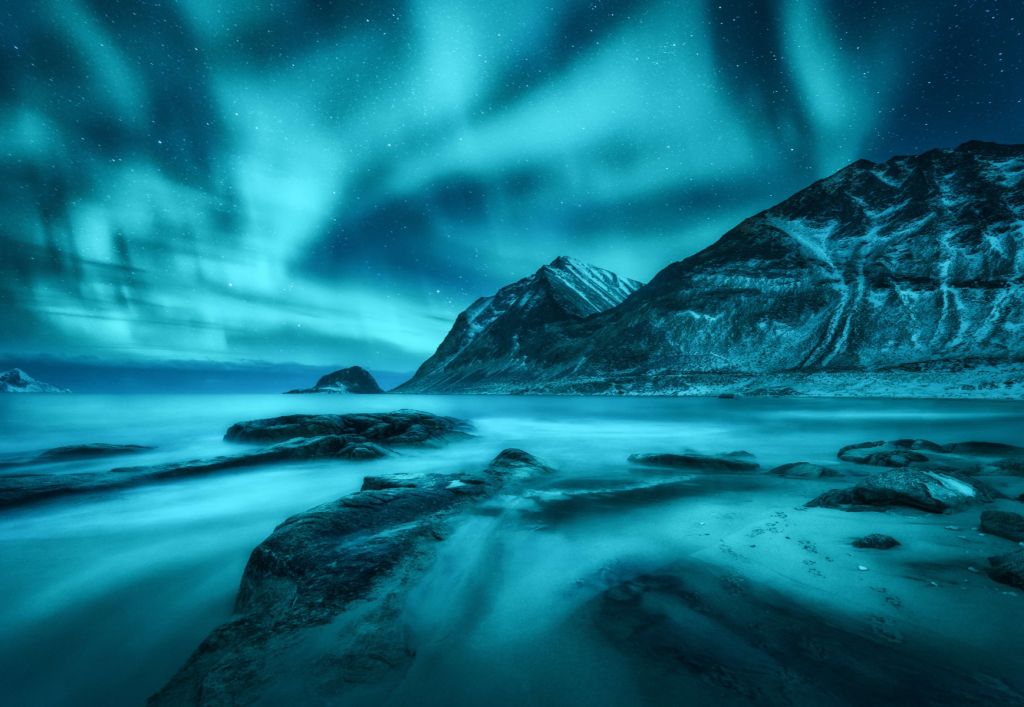 Aurora boreale blu con montagne