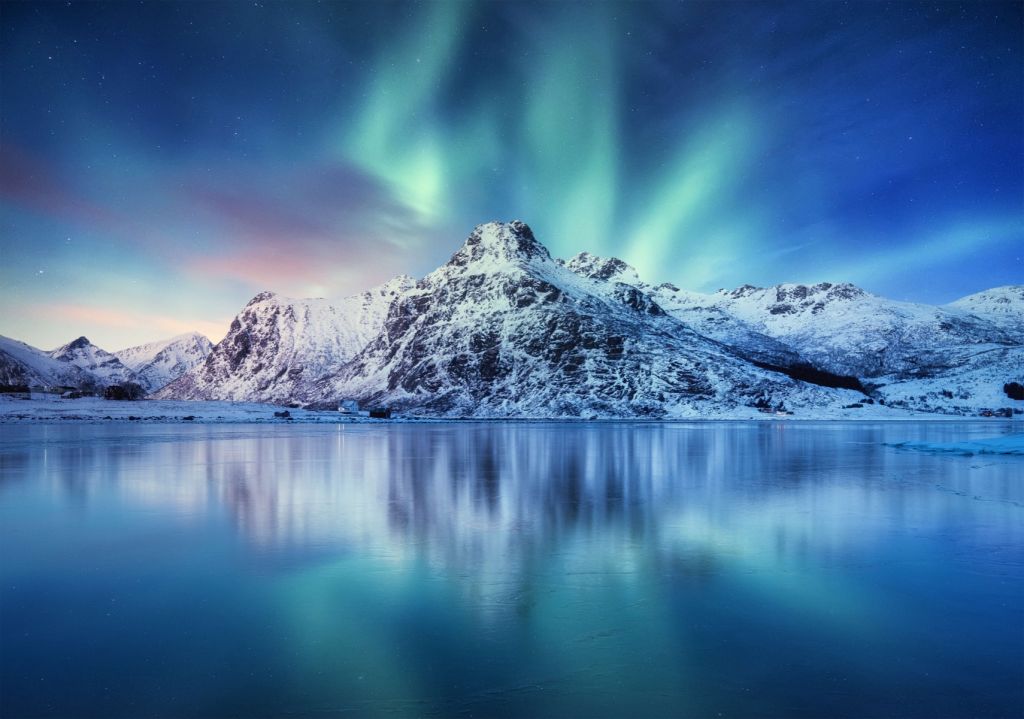 Aurora boreale su un oceano e montagne ghiacciate