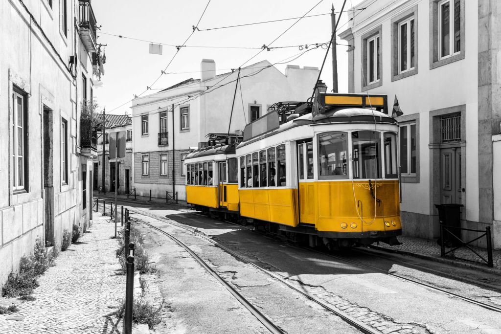 Tram giallo in una strada bianca e nera