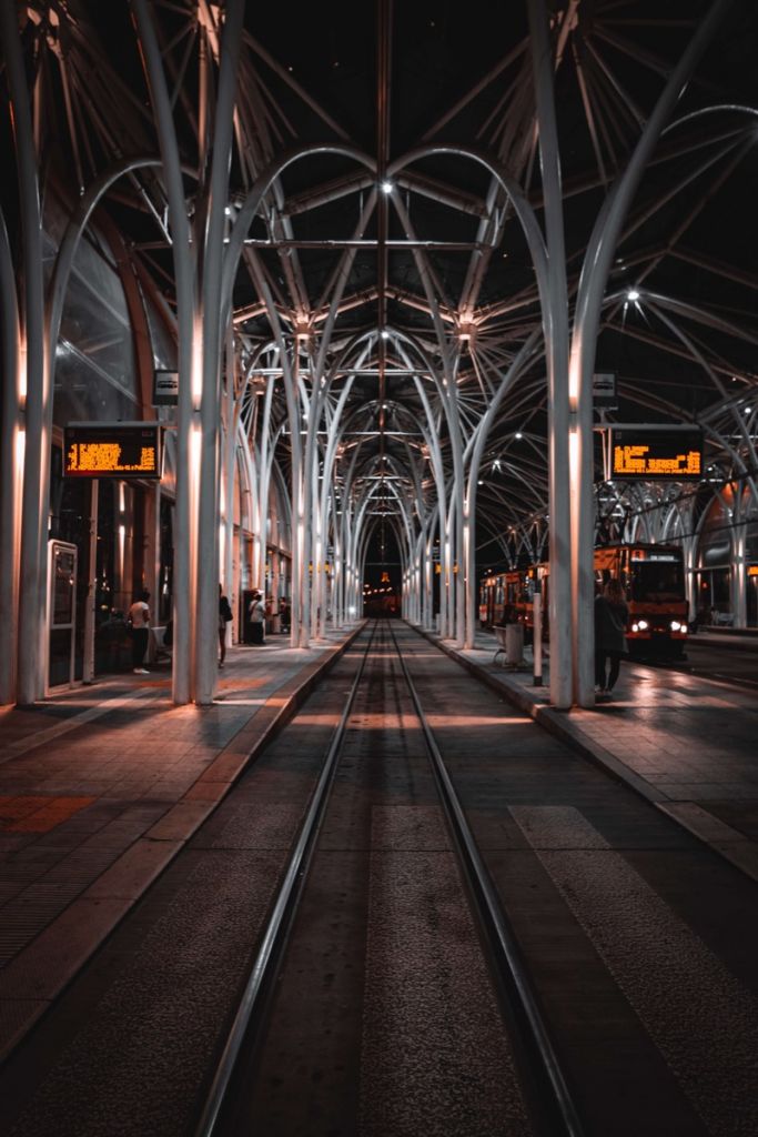 Stazione del tram di notte