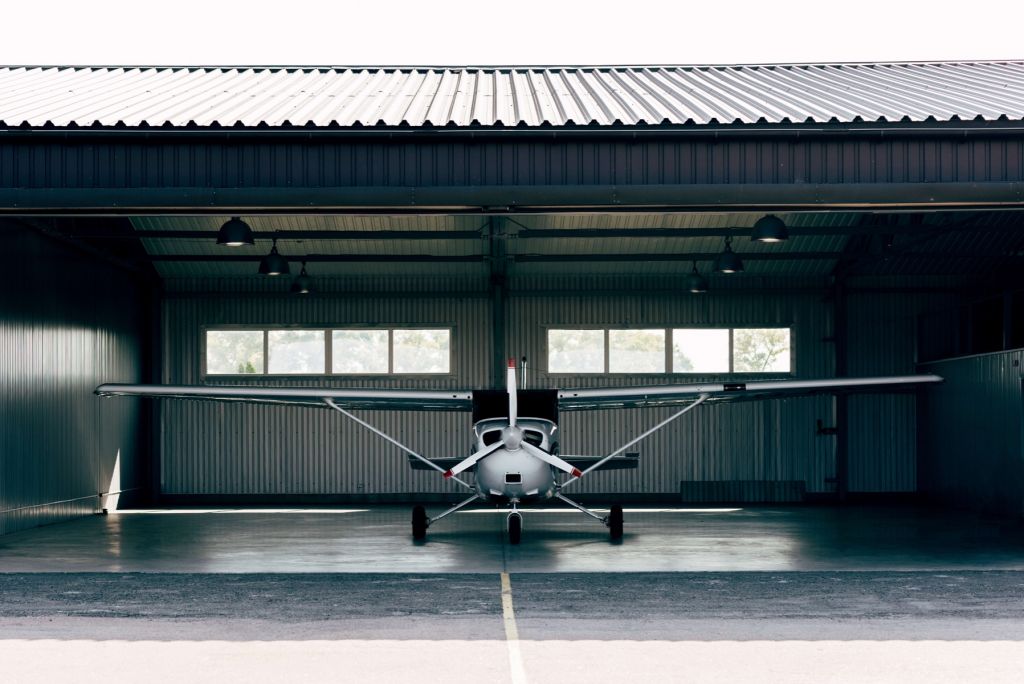 Aereo in hangar