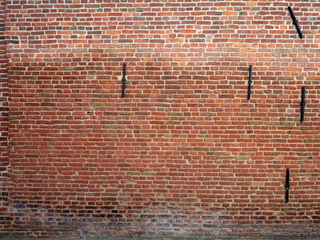 Muro cittadino con tasselli a muro