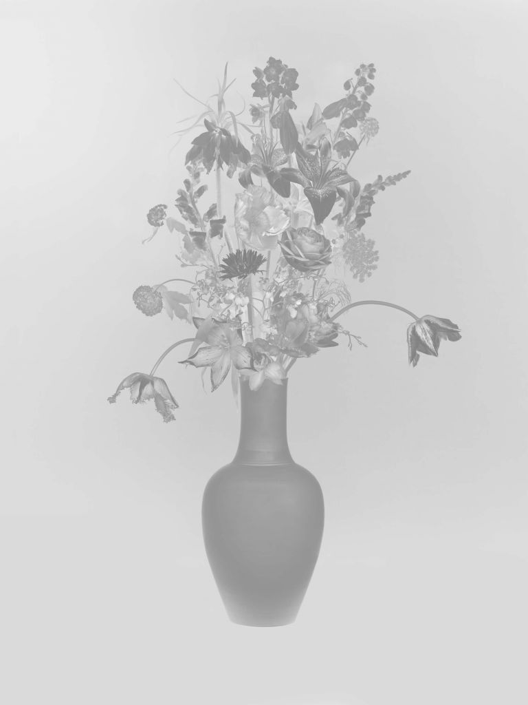 Generoso bouquet di fiori in bianco e nero