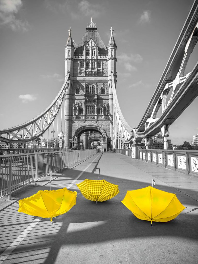Ombrelli gialli sul Tower bridge