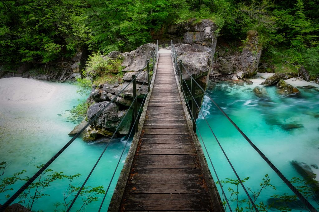 Ponte sul bellissimo fiume blu