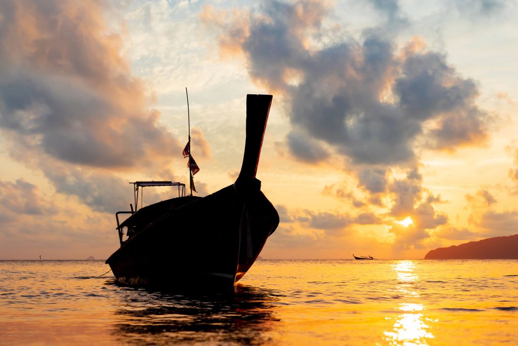 Barca a coda lunga al tramonto