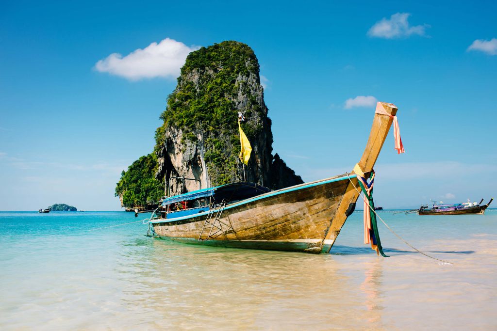 Barca su spiaggia asiatica
