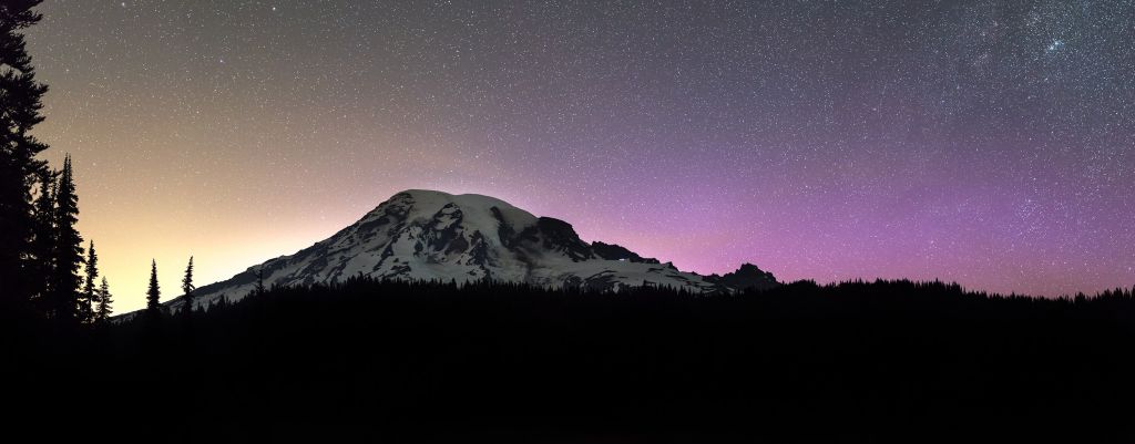 Monte Rainier con l'aurora boreale