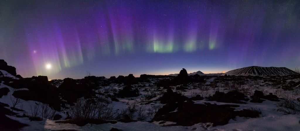 Aurora boreale viola e verde