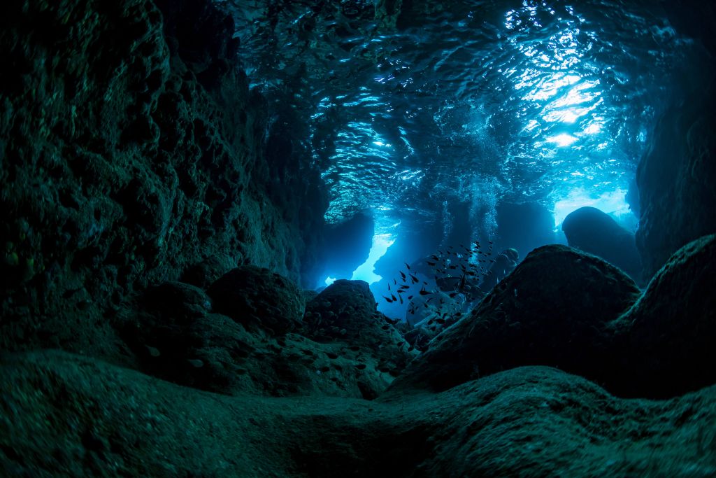 Raggi di sole in grotta subacquea