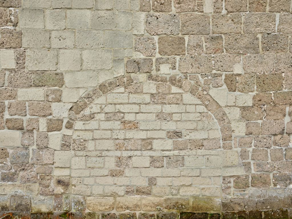 Vecchio muro di pietra con arco