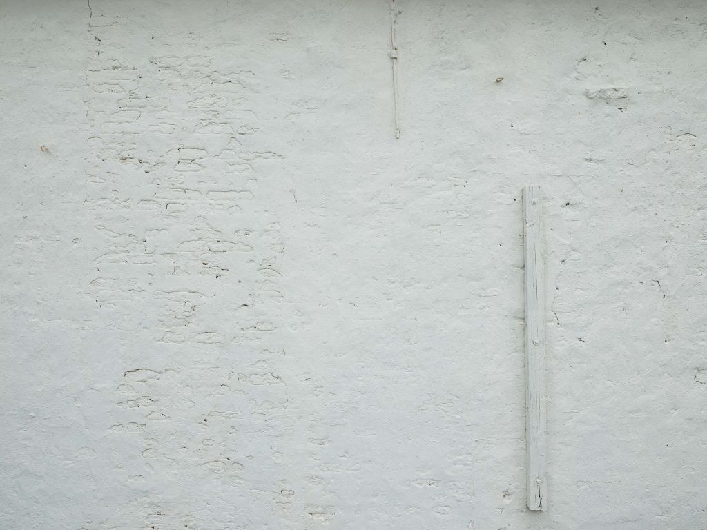 Muro con stucco bianco e trave