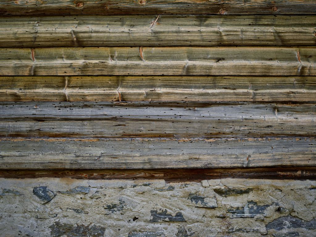 Legno invecchiato su muro di pietra