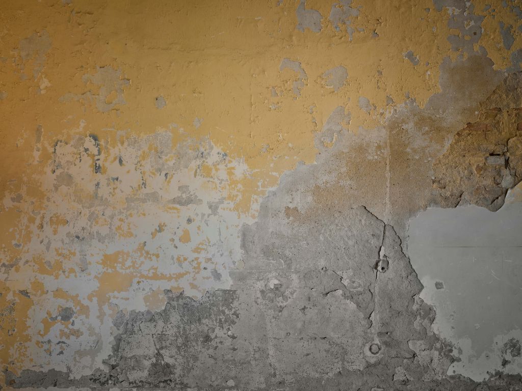 Muro giallo invecchiato