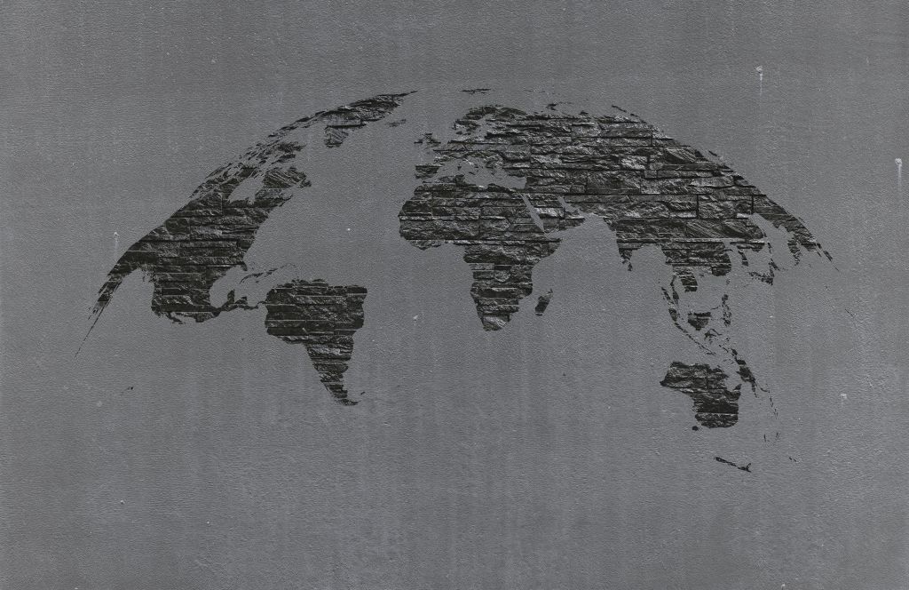 Pietre della mappa del mondo su cemento grigio