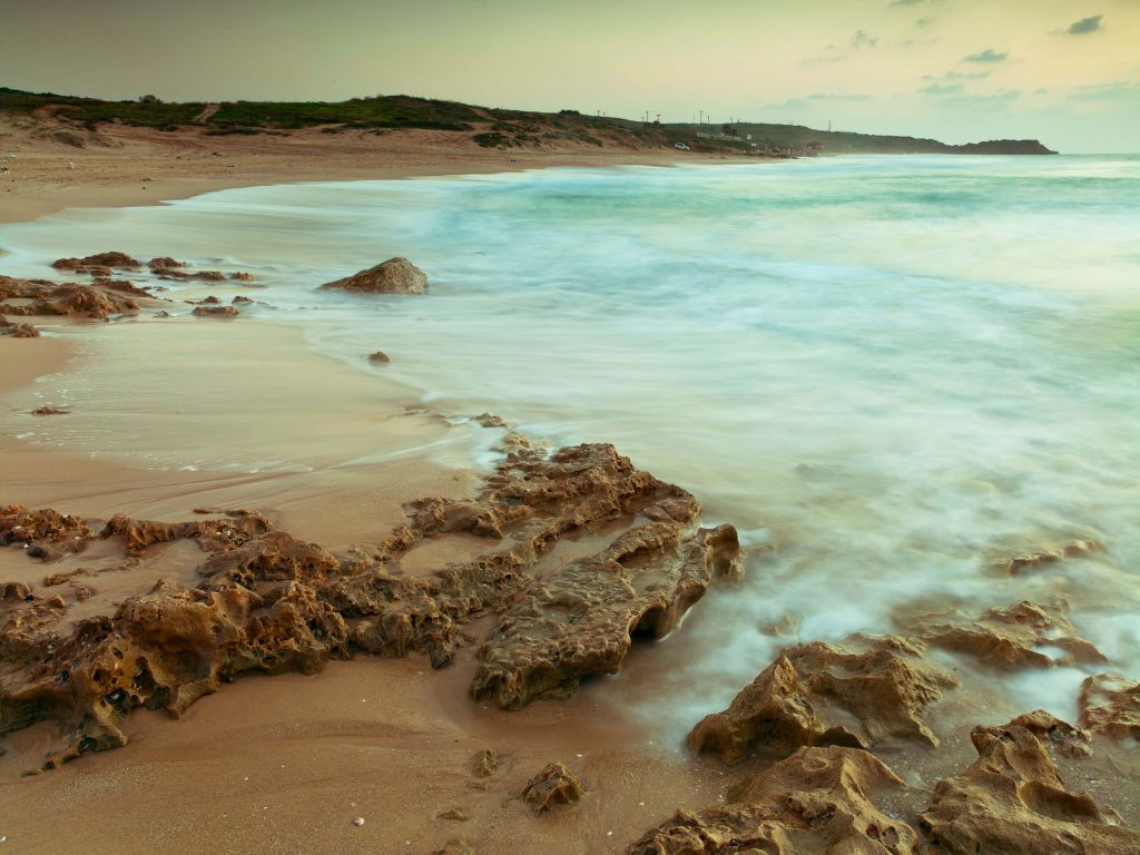 Spiaggia tranquilla con rocce