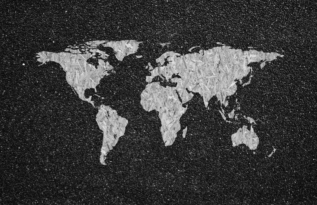 Mappa del mondo bianca su sfondo nero