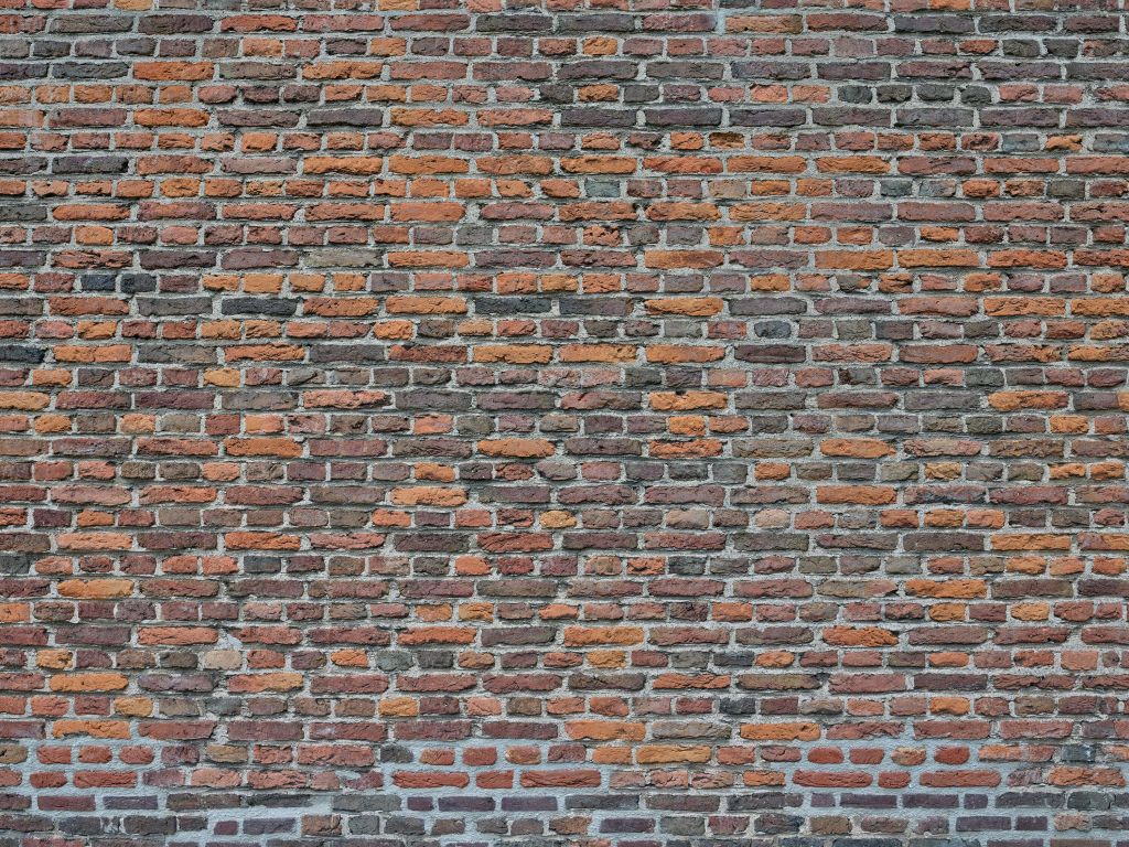 Vecchio muro di mattoni restaurato