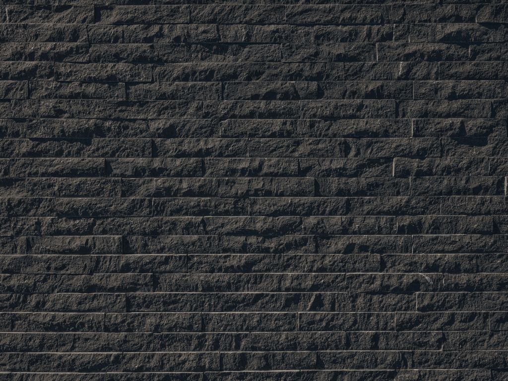 Muro con pietre scure
