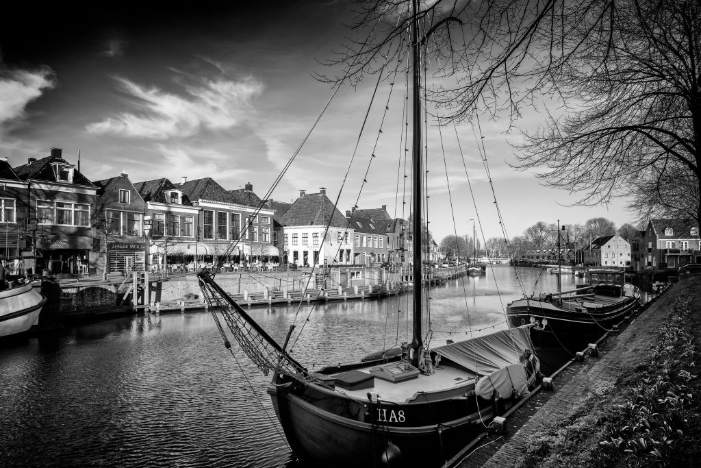 Navi da carico storiche ormeggiate a Dokkum Friesland 