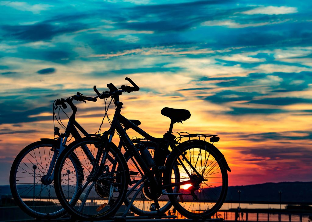 In bicicletta al tramonto