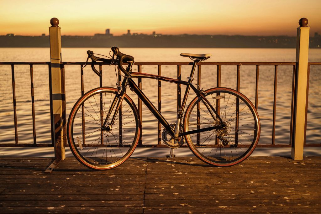 Bicicletta da corsa in riva al mare