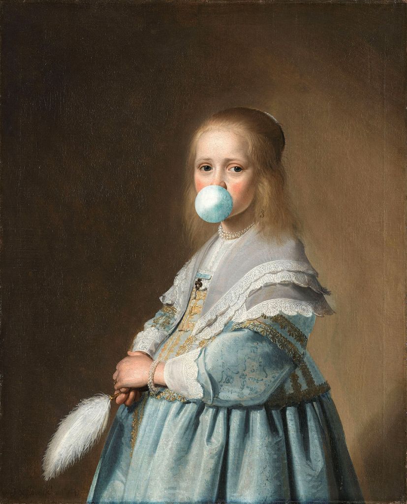 Ritratto di ragazza con gomma da masticare blu