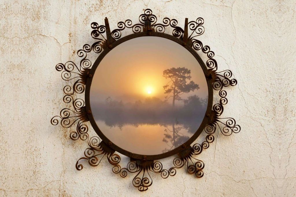 Alba sopra un lago nebbioso