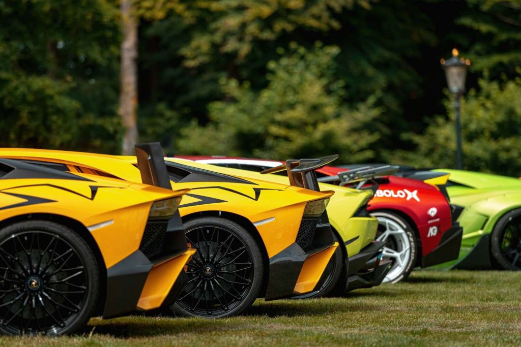 Collezione di supercar in natura