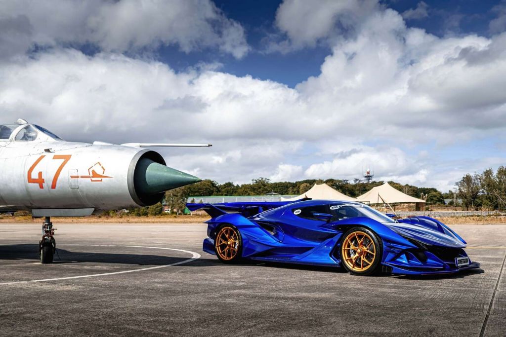 Supercar futuristica in aeroporto
