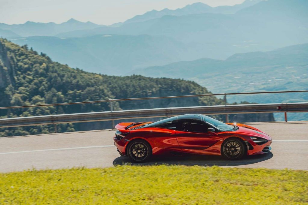 Guidando attraverso il panorama montano