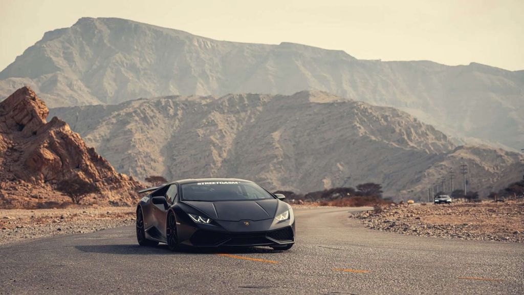 Supercar nera nel deserto