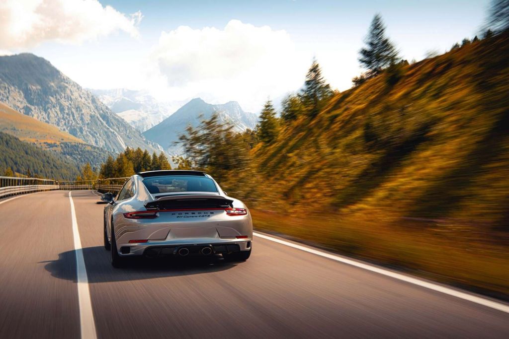 Porsche 911 Carrera GTS in montagna