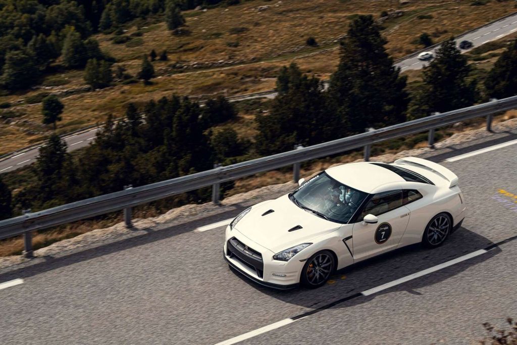 Nissan GT-R su strada di montagna