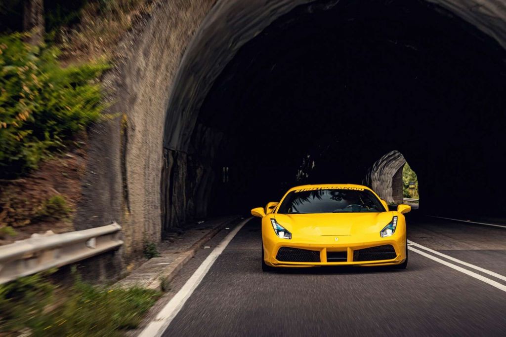 Ferrari 488 GTB su strada di montagna